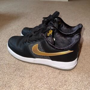 Nike Men's Sneakers in Black and Gold